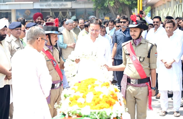 दिवंगत आत्मा को श्रद्धासुमन अर्पित करते हुए