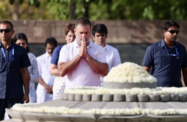 2. वीर भूमि पर पूर्व प्रधानमंत्री राजीव गांधी की पुण्यतिथि पर श्रद्धांजलि अर्पित करते लोकसभा में नेता प्रतिपक्ष राहुल गांधी। 2. वीर भूमि पर पूर्व प्रधानमंत्री राजीव गांधी की पुण्यतिथि पर श्रद्धांजलि अर्पित करते लोकसभा में नेता प्रतिपक्ष राहुल गांधी।