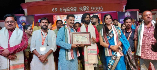 ମନମୋହିଲା  ଏକ ଭାରତ ଶ୍ରେଷ୍ଠ ଭାରତ କାର୍ଯ୍ୟକ୍ରମ  ବଲାଙ୍ଗିର ରେ ଲୋକ କଳା ଉତ୍ସବ ଉଦଯାପିତ