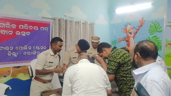 ବଲାଙ୍ଗିର ଟାଉନ ଥାନାରେ ବରିଷ୍ଠ ନାଗରିକ ଙ୍କୁ ପରିଚୟ ପତ୍ର ପ୍ରଦାନ
