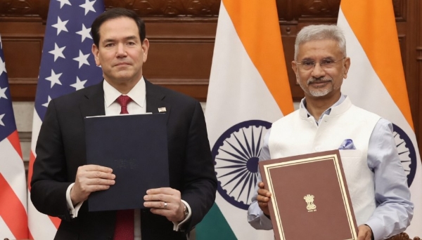 विदेश मंत्री एस जयशंकर और अमेरिकी विदेश मंत्री मार्को रुबियो क्वाड संबंधी महत्वपूर्ण समझौते पर दस्तावेज़ लेकर। दोनों देशों के बीच क्रिटिकल मिनरल्स फ्रेमवर्क पर हस्ताक्षर हुए।