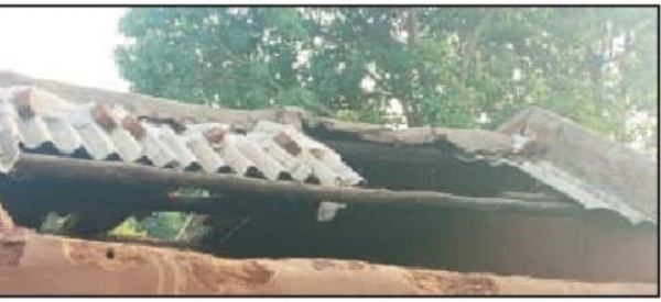 ବେଆଇନ ବିଦେଶୀ ମଦ ମାଫିଆ ସଞ୍ଜୀବ କୁମାର ଗୁପ୍ତା କୁ ଗିରଫ କଲା ପୁଲିସ   ମୁରିବାହାଲ:୨୭/୫(ଏକ୍ସପ୍ରେସ ନ୍ୟୁଜ୍) ବଲାଙ୍ଗିର ଜିଲ୍ଳା ବଙ୍ଗୋମୁଣ୍ଡା ସମେତ ମୁରିବାହାଲ ବ୍ଳକ ଅଞ୍ଚଳ ର ଗାଁ ଗାଁକୁ ବେଆଇନ ବିଦେଶୀ ମଦ ଯୋଗାଣ କରି ସମ୍ପୁର୍ଣ୍ଣ ବନ୍ୟା ସୃଷ୍ଟି କରୁଥିବା ବଙ୍ଗୋମୁଣ୍ଡା ଏଫଏଲ୍ ସୋପ ମ୍ୟାନେଜର ତଥା ମଦ ମାଫିଆ ସଞ୍ଜୀବ କୁମାର ଗୁପ୍ତା ଙ୍କୁ ମୁରିବାହାଲ ପୁଲିସ ଗିରଫ କରି କୋର୍ଟ ଚାଲାଣ କରିଛି। ପୁଲିସ ପୂର୍ବରୁ ଏହି ଥାନା  ଗରେଇ ରେ ଥିବାକେ ୩ହୋଟେଲର ମାଲିକ କ୍ଷୀରୋଦ ନାଗଙ୍କ ନିକଟରୁ ବିପୁଳ ବିଦେଶୀ ମଦ ଜବତ କରିବା ସହ ତାଙ୍କୁ ଗିରଫ କରି କୋର୍ଟ ଚାଲାଣ କରିଥିବା ବେଳେ ଜାମିନ ଆବେଦନ ଖାରଜ ହେବାରୁ ତାଙ୍କୁ ଜେଲ୍ ହାଜତ କୁ ପଠାଇ ଥିଲା। ଅଭିଯୁକ୍ତ କ୍ଷୀରୋଦ ସମସ୍ତ ଜବତ ବିଦେଶୀ ମଦ ଅନ୍ୟମାନଙ୍କ ପରି ବଙ୍ଗୋମୁଣ୍ଡାର ମଦ ବିକ୍ରେତା ଶ୍ରୀ ଗୁପ୍ତାଙ୍କ ନିକଟରୁ ଆଣିଥିବା ପ୍ରକାଶ କରିଥିଲା। ଏହି ମାମଲାରେ ପୁଲିସ କେଶ ନଂ ୮୫/୨୬ମାମଲା ରୁଜୁ କରି ବେଆଇନ ମଦ ବିକ୍ରେତା ସଞ୍ଜିବ କୁମାର ଗୁପ୍ତା ଙ୍କୁ ଗିରଫ କରି କୋର୍ଟ ଚାଲାଣ କରିଛି ବୋଲି ଥାନା ଆଇଆଇସି ବୁଲୁ ମୁଣ୍ଡା ପ୍ରକାଶ କରିଛନ୍ତି।