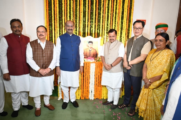 लोकसभा अध्यक्ष ओम बिरला के साथ केंद्रीय मंत्री विनायक दामोदर सावरकर पुष्पांजलि अर्पित करने के बाद।