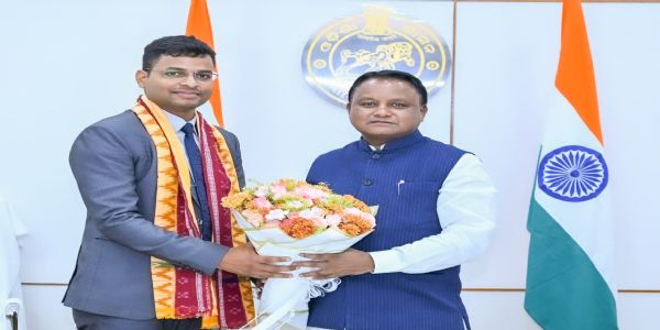 ଓଡ଼ିଶା ସିଭିଲ ସର୍ଭିସ୍ ପରୀକ୍ଷାରେ ପ୍ରଥମ ସ୍ଥାନ ହାସଲ କରିଥିବା ବୁବୁନ ସାହୁଙ୍କୁ ସମ୍ବର୍ଦ୍ଧିତ କଲେ ମୁଖ୍ୟମନ୍ତ୍ରୀ