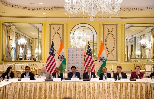 न्यूयॉर्क में एक गोलमेज बैठक के दौरान पीयूष गोयल और अन्य न्यूयॉर्क में एक गोलमेज बैठक के दौरान पीयूष गोयल और अन्य