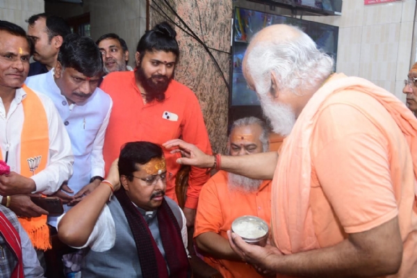 टपकेश्वर महादेव मंदिर में भाजपा के राष्ट्रीय अध्यक्ष नितिन नबीन को तीलक लगाते हुए। टपकेश्वर महादेव मंदिर में भाजपा के राष्ट्रीय अध्यक्ष नितिन नबीन को तीलक लगाते हुए।
