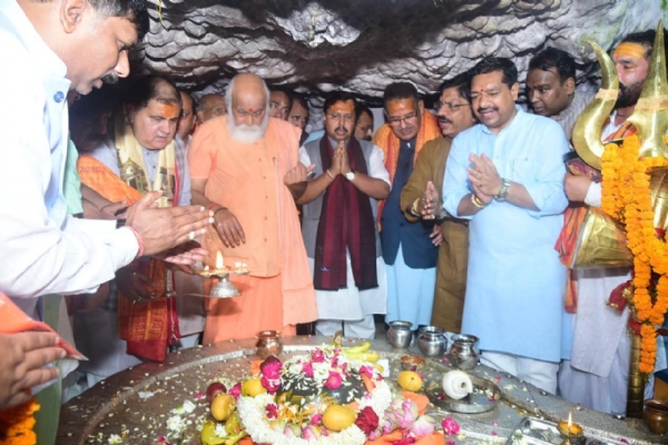 टपकेश्वर महादेव मंदिर में भाजपा के राष्ट्रीय अध्यक्ष नितिन नबीन दर्शन करते हुए। टपकेश्वर महादेव मंदिर में भाजपा के राष्ट्रीय अध्यक्ष नितिन नबीन दर्शन करते हुए।
