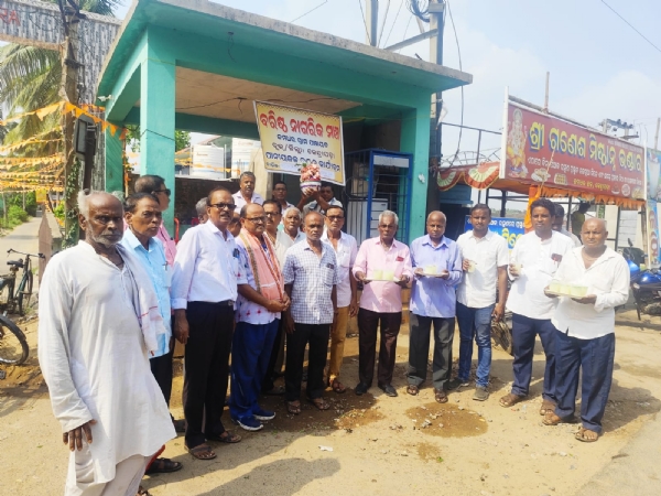 ବରିଷ୍ଠ ନାଗରିକ ମଞ୍ଚ  ପକ୍ଷରୁ ଦହିପାଣି ବଣ୍ଟନ