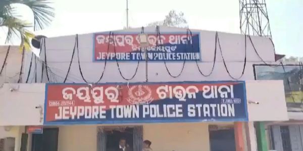 ପୈତୃକ ବାସଭବନରୁ ସୁନା ରୁପା ଗହଣା ସହ ମୂର୍ତି ଚୋରି ଅଭିଯୋଗ
