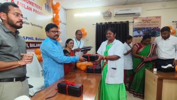 ଏଆଇ କିଟରେ ହିମୋଗ୍ଲୋବିନ୍ ଟେଷ୍ଟ କରାଇଲେ ସ୍ୱାସ୍ଥ୍ୟମନ୍ତ୍ରୀ