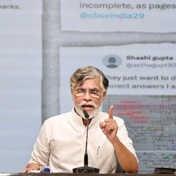 कांग्रेस मीडिया विभाग एक अध्यक्ष पवन खेड़ा कांग्रेस मुख्यालय में पत्रकार वार्ता को संबोधित करते हुए कांग्रेस मीडिया विभाग एक अध्यक्ष पवन खेड़ा कांग्रेस मुख्यालय में पत्रकार वार्ता को संबोधित करते हुए