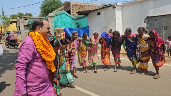 ଗାଁର ସମସ୍ୟା ଶୁଣିଲେ, ସମାଧାନ ପାଇଁ ପ୍ରତିଶ୍ରୁତି ଦେଲ ବିଧାୟକ ଗାଁର ସମସ୍ୟା ଶୁଣିଲେ, ସମାଧାନ ପାଇଁ ପ୍ରତିଶ୍ରୁତି ଦେଲ ବିଧାୟକ