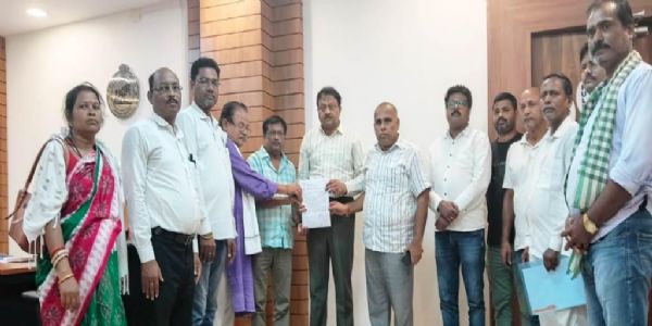 ଧୂଷୁରୀରେ ମଦ ଦୋକାନ ଖୋଲାକୁ ବିରୋଧ, ଜିଲ୍ଲାପାଳଙ୍କୁ ଦାବିପତ୍ର