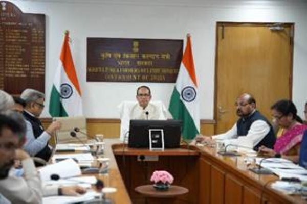 अलनीनो के प्रभाव से निपटने के लिए की गई तैयारियों की समीक्षा करते हुए केन्द्रीय मंत्री शिवराज सिंह चौहान