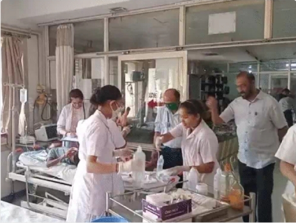 बारडोली सीएचसी में करीब 17 घायलों का इलाज चल रहा है बारडोली सीएचसी में करीब 17 घायलों का इलाज चल रहा है