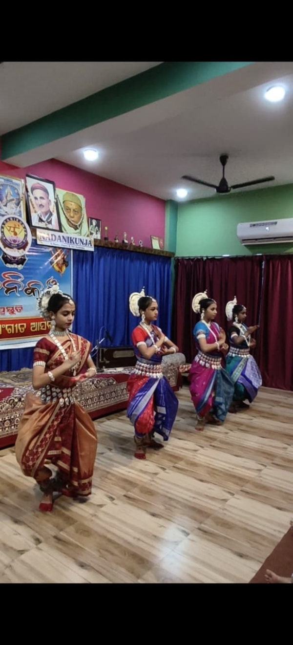 ସଙ୍ଗୀତ ଏକାଡ଼େମୀ ନାଦନିକୁଞ୍ଜ,ବଲାଙ୍ଗିର ଦ୍ବାରା ମାସିକ ସଙ୍ଗୀତ ଆସର ଅନୁଷ୍ଠିତ ସଙ୍ଗୀତ ଏକାଡ଼େମୀ ନାଦନିକୁଞ୍ଜ,ବଲାଙ୍ଗିର ଦ୍ବାରା ମାସିକ ସଙ୍ଗୀତ ଆସର ଅନୁଷ୍ଠିତ