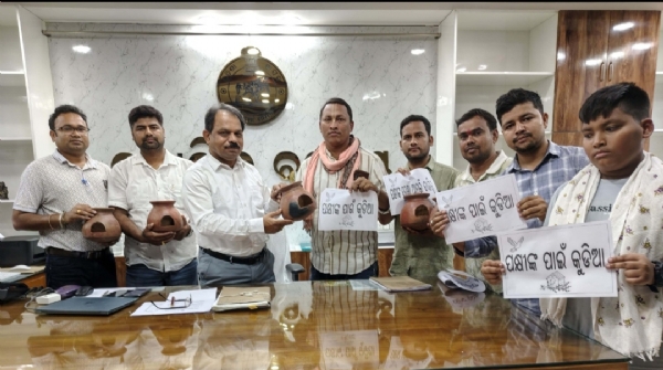 ପକ୍ଷୀଙ୍କ ପାଇଁ କୁଡିଆ ଆରମ୍ଭ ଘର ଓ ଗଛ କୁ ଖଞ୍ଜାଯିବ ମାଟିପତ୍ର କୁଡିଆ
