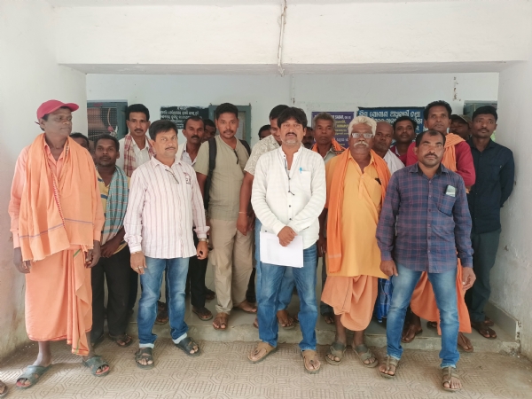 ମଣ୍ଡିରୁ ଶିଘ୍ର ଧାନ  ଉଠାଇବା ଦାବିରେ  ଯୋଗାଣ ଅଧିକାରିଙ୍କ ଦ୍ୱାରସ୍ଥ ହେଲେ ଚାଷି