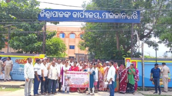 ତିଖିରିପଞ୍ଚାୟତର ମହିଳା ସରପଞ୍ଚଙ୍କ ପ୍ରତି ହୋଇଥିବା ଅନ୍ୟାୟ ଓ ଅତ୍ୟାଚାର ପ୍ରତିବାଦ ରେ ସରପଞ୍ଚ ସଂଘ ପକ୍ଷରୁଜିଲ୍ଲାପାଳଙ୍କୁ ଦାବିପତ୍ର ପ୍ରଦାନ