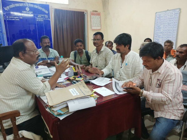 ମଣ୍ଡିରୁ ଶିଘ୍ର ଧାନ  ଉଠାଇବା ଦାବିରେ  ଯୋଗାଣ ଅଧିକାରିଙ୍କ ଦ୍ୱାରସ୍ଥ ହେଲେ ଚାଷି