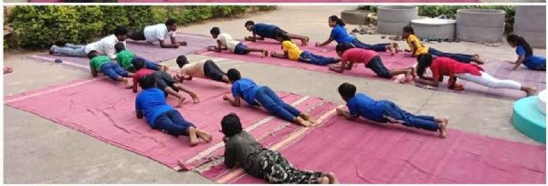 ସୁସ୍ଥ ଜୀବନ ପାଇଁ ଯୋଗ କଲେ ଶତାଧିକ ଲୋକ।