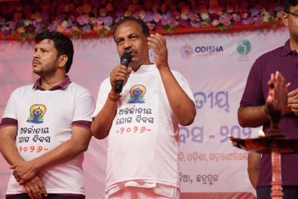 ଅନ୍ତର୍ଜାତୀୟ ଯୋଗ ଦିବସରେ ଛତ୍ରପୁରରେ ଯୋଗାଭ୍ୟାସ କଲେ ପରିବହନ ମନ୍ତ୍ରୀ ବିଭୂତି ଭୂଷଣ ଜେନା ଅନ୍ତର୍ଜାତୀୟ ଯୋଗ ଦିବସରେ ଛତ୍ରପୁରରେ ଯୋଗାଭ୍ୟାସ କଲେ ପରିବହନ ମନ୍ତ୍ରୀ ବିଭୂତି ଭୂଷଣ ଜେନା