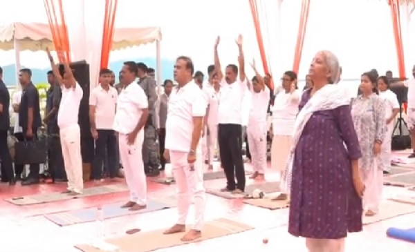 ଗୌହାଟୀରେ ଅନ୍ତର୍ଜାତୀୟ ଯୋଗ ଦିବସ : ମୁଖ୍ୟମନ୍ତ୍ରୀ ଓ କେନ୍ଦ୍ର ମନ୍ତ୍ରୀ ସୀତାରମଣ କଲେ ଯୋଗ ଗୌହାଟୀରେ ଅନ୍ତର୍ଜାତୀୟ ଯୋଗ ଦିବସ : ମୁଖ୍ୟମନ୍ତ୍ରୀ ଓ କେନ୍ଦ୍ର ମନ୍ତ୍ରୀ ସୀତାରମଣ କଲେ ଯୋଗ