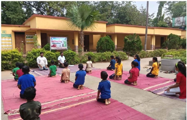 ସୁସ୍ଥ ଜୀବନ ପାଇଁ ଯୋଗ କଲେ ଶତାଧିକ ଲୋକ।