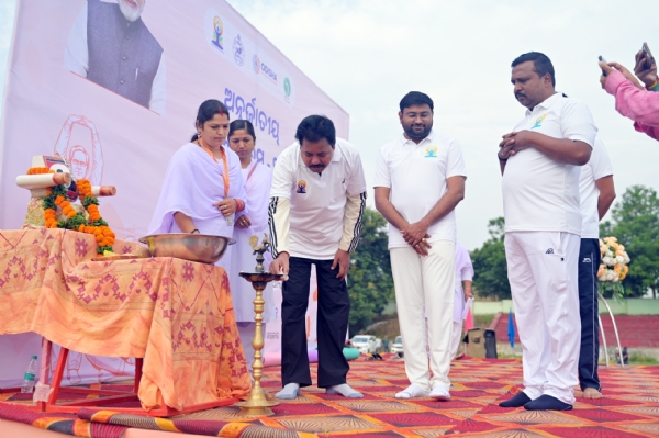 ବଲାଙ୍ଗିରରେ ଆଡମ୍ବର ସହକାରେ ପାଳିତ ହେଲା ୧୨ତମ ଅନ୍ତର୍ଜାତୀୟ ଯୋଗ ଦିବସ; ଯୋଗ ଜୀବନର ଏକ ଅବିଚ୍ଛେଦ୍ୟ ଅଙ୍ଗ ହେବା ଆବଶ୍ୟକ: ସ୍ୱାସ୍ଥ୍ୟ ମନ୍ତ୍ରୀ ଡା. ମୁକେଶ ମହାଲିଙ୍ଗ