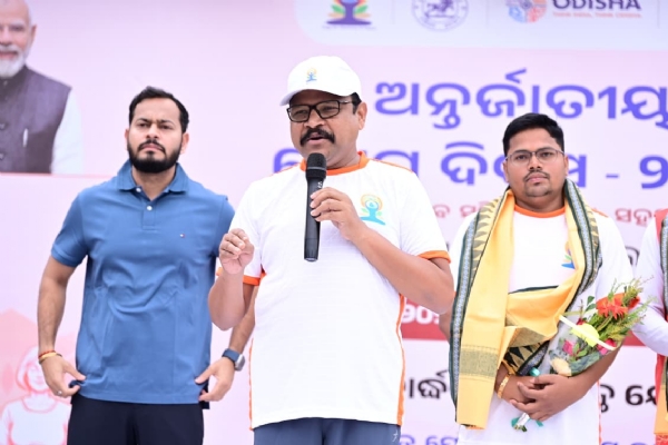ବଲାଙ୍ଗିରରେ ଆଡମ୍ବର ସହକାରେ ପାଳିତ ହେଲା ୧୨ତମ ଅନ୍ତର୍ଜାତୀୟ ଯୋଗ ଦିବସ; ଯୋଗ ଜୀବନର ଏକ ଅବିଚ୍ଛେଦ୍ୟ ଅଙ୍ଗ ହେବା ଆବଶ୍ୟକ: ସ୍ୱାସ୍ଥ୍ୟ ମନ୍ତ୍ରୀ ଡା. ମୁକେଶ ମହାଲିଙ୍ଗ