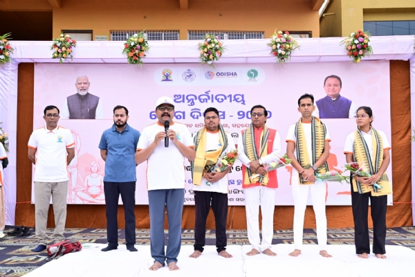 ବଲାଙ୍ଗିରରେ ଆଡମ୍ବର ସହକାରେ ପାଳିତ ହେଲା ୧୨ତମ ଅନ୍ତର୍ଜାତୀୟ ଯୋଗ ଦିବସ; ଯୋଗ ଜୀବନର ଏକ ଅବିଚ୍ଛେଦ୍ୟ ଅଙ୍ଗ ହେବା ଆବଶ୍ୟକ: ସ୍ୱାସ୍ଥ୍ୟ ମନ୍ତ୍ରୀ ଡା. ମୁକେଶ ମହାଲିଙ୍ଗ