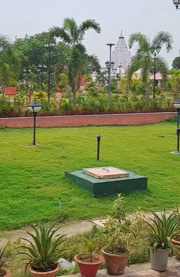 ମନ୍ଦିର ପରିସରରେ କାମୁକ ଯୁଗଳ ମନ୍ଦିର ପରିସରରେ କାମୁକ ଯୁଗଳ