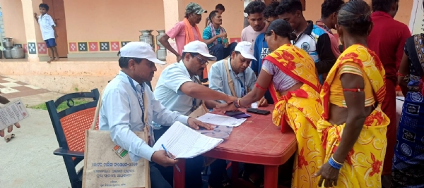 ଆନ୍ଧ୍ର-ଓଡ଼ିଶା ସୀମାନ୍ତ ଗାନ୍ଧୀଗୁଡ଼ାରେ ସ୍ୱତନ୍ତ୍ର ନିର୍ବାଚନ ଶିବିର: ଶତପ୍ରତିଶତ ଭୋଟର ଫର୍ମ ଆନ୍ଧ୍ର-ଓଡ଼ିଶା ସୀମାନ୍ତ ଗାନ୍ଧୀଗୁଡ଼ାରେ ସ୍ୱତନ୍ତ୍ର ନିର୍ବାଚନ ଶିବିର: ଶତପ୍ରତିଶତ ଭୋଟର ଫର୍ମ
