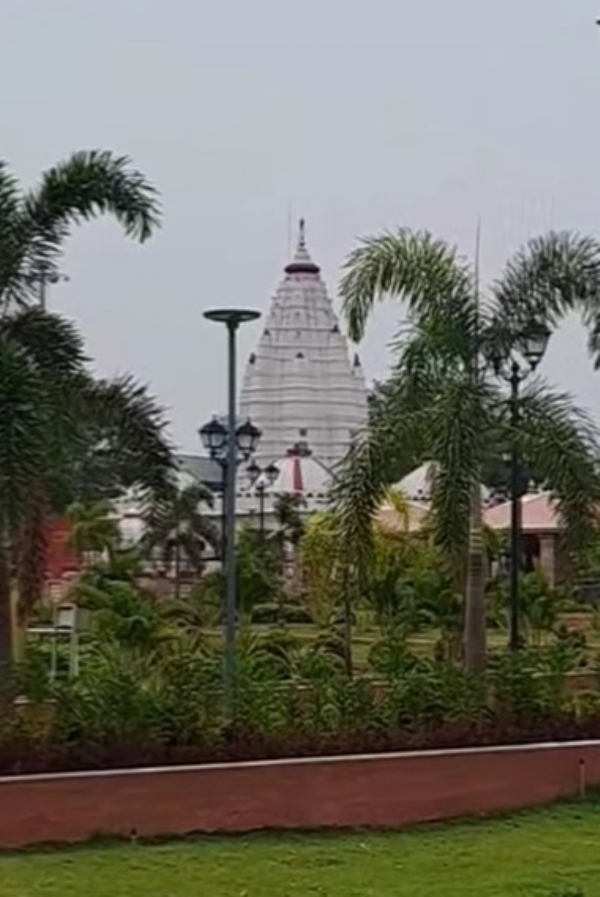 ମନ୍ଦିର ପରିସରରେ କାମୁକ ଯୁଗଳ ମନ୍ଦିର ପରିସରରେ କାମୁକ ଯୁଗଳ