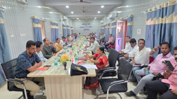 ମୁରିବାହାଲରେ ଜିଲ୍ଲାସ୍ତରୀୟ ଯୁଗ୍ମ ଅଭିଯୋଗ ଶୁଣାଣି ଅନୁଷ୍ଠିତ: ଜିଲ୍ଲାପାଳଙ୍କ ବିଭିନ୍ନ ସରକାରୀ ପ୍ରତିଷ୍ଠାନ ଆକସ୍ମିକ ଗସ୍ତ ବଲାଙ୍ଗିର (୨୨/୦୬): ବଲାଙ୍ଗିର ଜିଲ୍ଲା ପ୍ରଶାସନ ପକ୍ଷରୁ ମୁରିବାହାଲ ପଞ୍ଚାୟତ ସମିତି ବୈଠକ ଗୃହ ପରିସରରେ ଜିଲ୍ଲାସ୍ତରୀୟ ଯୁଗ୍ମ ଅଭିଯୋଗ ଶୁଣାଣି ଶିବିର ଅନୁଷ୍ଠିତ ହୋଇଥିଲା । ଏହି ଶିବିରରେ ବଲାଙ୍ଗିର ଜିଲ୍ଲାପାଳ ଗୌରୱ ଶିୱାଜୀ ଇସଲୱାର ଯୋଗଦେଇ ଜନସାଧାରଣଙ୍କ ସମସ୍ୟା ଓ ଆପତ୍ତିଗୁଡ଼ିକର ପ୍ରତ୍ୟକ୍ଷ ଶୁଣାଣି କରିଥିଲେ। ଶିବିରରେ ସମୁଦାୟ ୧୦୦ଟି ଅଭିଯୋଗ ପତ୍ର ପଞ୍ଜୀକୃତ ହୋଇଥିଲା, ଯେଉଁଥିରେ ୨୧ଟି ସାମୁହିକ ଏବଂ ୭୯ଟି ବ୍ୟକ୍ତିଗତ ଦରଖାସ୍ତ ସାମିଲ ଥିଲା। ସେଥିମଧ୍ୟରୁ ୧୨ଟି ଅଭିଯୋଗର ତତ୍କ୍ଷଣାତ ସମାଧାନ କରାଯାଇଥିଲା, ଅନ୍ୟାନ୍ୟ ଅଭିଯୋଗଗୁଡ଼ିକୁ ନିର୍ଦ୍ଧିଷ୍ଟ ସମୟସୀମା ମଧ୍ୟରେ ସମାଧାନ କରି ରିପୋର୍ଟ ପ୍ରଦାନ କରିବାକୁ ଜିଲ୍ଲାପାଳ ସମ୍ପୃକ୍ତ ବିଭାଗୀୟ ଅଧିକାରୀମାନଙ୍କୁ ନିର୍ଦ୍ଦେଶ ଦେଇଛନ୍ତି। ଜନଶୁଣାଣି କାର୍ଯ୍ୟକ୍ରମ ସମାପ୍ତ ହେବା ପରେ ଜିଲ୍ଲାପାଳ ଶ୍ରୀ ଇସଲୱାର ମୁରିବାହାଲ ସଦର ମହକୁମାରେ ଥିବା ବିଭିନ୍ନ ସରକାରୀ ପ୍ରତିଷ୍ଠାନର କାର୍ଯ୍ୟକାରିତା ଅନୁଧ୍ୟାନ ପାଇଁ ଆକସ୍ମିକ ଗସ୍ତ କରିଥିଲେ। ସେ ମୁରିବାହାଲ ସ୍ୱାସ୍ଥ୍ୟ କେନ୍ଦ୍ରର ବହିର୍ବିଭାଗ (OPD) ଓ ଅନ୍ତର୍ବିଭାଗ ପରିଦର୍ଶନ କରି ରୋଗୀଙ୍କ ସ୍ୱାସ୍ଥ୍ୟ ସେବା, ମାଗଣା ଔଷଧ ଯୋଗାଣ ବ୍ୟବସ୍ଥା ଓ ପରିସରର ସ୍ୱଚ୍ଛତାର ସମୀକ୍ଷା କରିଥିଲେ। ରୋଗୀମାନଙ୍କୁ ସର୍ବୋତ୍ତମ ଚିକିତ୍ସା ସେବା ଯୋଗାଇବାକୁ ମେଡିକାଲ ଅଫିସର ଓ ସ୍ୱାସ୍ଥ୍ୟକର୍ମୀମାନଙ୍କୁ ନିର୍ଦ୍ଦେଶ ଦେଇଥିଲେ। ପରେ ସେ ସରକାରୀ ପଞ୍ଚାୟତି ଉଚ୍ଚ ବିଦ୍ୟାଳୟ, ମୁରିବାହଲ ପରିଦର୍ଶନ କରି ଶ୍ରେଣୀଗୃହରେ ଛାତ୍ରଛାତ୍ରୀଙ୍କ ସହ ଶୈକ୍ଷିକ ଆଲୋଚନା କରିଥିଲେ। ସେ ସ୍କୁଲର ଭିତ୍ତିଭୂମି, ସ୍ମାର୍ଟ କ୍ଲାସରୁମ୍, ବିଜ୍ଞାନଗାର, ପାଠାଗାର ଓ ଓଡ଼ିଶା ରାଜ୍ୟ ମୁକ୍ତ ବିଦ୍ୟାଳୟର କାର୍ଯ୍ୟକାରିତାର ସମୀକ୍ଷା କରିଥିଲେ। ଶିକ୍ଷା ଗ୍ରହଣ କରିବାର କୌଣସି ନିର୍ଦ୍ଦିଷ୍ଟ ବୟସ ନଥାଏ। ରାଜ୍ୟ ମୁକ୍ତ ବିଦ୍ୟାଳୟର ଏହି ନମନୀୟ ବ୍ୟବସ୍ଥା ମଧ୍ୟବୟସ୍କମାନଙ୍କୁ ଆତ୍ମନିର୍ଭରଶୀଳ ଓ ସାକ୍ଷର କରିବାରେ ଏକ ମାଇଲଖୁଣ୍ଟ ସାବ୍ୟସ୍ତ ହେବ। ଯେଉଁ ବୟସ୍କ ବ୍ୟକ୍ତିମାନେ କୌଣସି କାରଣବଶତଃ ପିଲାଦିନେ ନିଜର ପାଠପଢ଼ା ସମ୍ପୂର୍ଣ୍ଣ କରିପାରି ନଥିଲେ, ସେମାନେ ଏହି ବ୍ୟବସ୍ଥା ଦ୍ୱାରା ମାଟ୍ରିକ ଓ ପରବର୍ତ୍ତୀ ଶିକ୍ଷା ଲାଭ କରିପାରିବେ। ସାକ୍ଷରତା ହାର ବୃଦ୍ଧି କରିବା ସହିତ ଶିକ୍ଷାରୁ ବଞ୍ଚିତ ବୟସ୍କମାନଙ୍କୁ ପୁଣିଥରେ ମୁଖ୍ୟ ସ୍ରୋତକୁ ଆଣିବା ପାଇଁ ତୃଣମୂଳ ସ୍ତରରେ ବ୍ୟାପକ ସଚେତନତା ସୃଷ୍ଟି କରିବାକୁ ଜିଲ୍ଲାପାଳ ଜିଲ୍ଲା ଶିକ୍ଷା ଅଧିକାରୀଙ୍କୁ ନିର୍ଦ୍ଦେଶ ଦେଇଥିଲେ। ଏହି ଯୁଗ୍ମ ଜନଶୁଣାଣି ଓ ପରିଦର୍ଶନ କାର୍ଯ୍ୟକ୍ରମ ସମୟରେ ଜିଲ୍ଲା ପରିଷଦର ମୁଖ୍ୟ ଉନ୍ନୟନ ଅଧିକାରୀ-ତଥା-କାର୍ଯ୍ୟ ନିର୍ବାହୀ ଅଧିକାରୀ, ତରଣୀ ସୁନା, ଟିଟିଲାଗଡ ଉପଜିଲ୍ଲାପାଳ ପଦ୍ମନାଭ ସାମନ୍ତରାୟ, ଜିଲ୍ଲା ଶିକ୍ଷାଧିକାରୀ ସୁଧାଂଶୁ ମିଶ୍ର, ଜିଲ୍ଲା ମଙ୍ଗଳ ଅଧିକାରୀ ପ୍ରତାପ ଚନ୍ଦ୍ର ମହାନ୍ତି, ଜିଲ୍ଲା ଯୋଗାଣ ଅଧିକାରୀ ରଞ୍ଜନ ପଣ୍ଡା, ଜିଲ୍ଲା ସାମାଜିକ ସୁରକ୍ଷା ଅଧିକାରୀ ମଦନଜିତ ହୋତା, ମୁରିବାହାଲ ଗୋଷ୍ଠୀ ଉନ୍ନୟନ ଅଧିକାରୀ ବାସନ୍ତୀ ସେଠୀ, ଡେପୁଟି କଲେକ୍ଟର ନିବେଦିତା ସ୍ଵାଇଁ, ଜିଲ୍ଲା ଜରୁରୀକାଳୀନ ଅଧିକାରୀ ଶୋଭିନା ଭୋଇ, ଜିଲ୍ଲା ସୂଚନା ଓ ଲୋକ ସମ୍ପର୍କ ଅଧିକାରୀ ରାଜେନ୍ଦ୍ର ମାଝି, ତହସିଲଦାର ଜଗଦୀଶ କର୍ତାମୀ ଏବଂ ସମସ୍ତ ଜିଲ୍ଲାସ୍ତରୀୟ ଅଧିକାରୀ, ତହସିଲ ଓ ବ୍ଲକ ସ୍ତରୀୟ ଅଧିକାରୀ କର୍ମଚାରୀ ପ୍ରମୁଖ ଉପସ୍ଥିତ ଥିଲେ । ମୁରିବାହାଲରେ ଜିଲ୍ଲାସ୍ତରୀୟ ଯୁଗ୍ମ ଅଭିଯୋଗ ଶୁଣାଣି ଅନୁଷ୍ଠିତ: ଜିଲ୍ଲାପାଳଙ୍କ ବିଭିନ୍ନ ସରକାରୀ ପ୍ରତିଷ୍ଠାନ ଆକସ୍ମିକ ଗସ୍ତ ବଲାଙ୍ଗିର (୨୨/୦୬): ବଲାଙ୍ଗିର ଜିଲ୍ଲା ପ୍ରଶାସନ ପକ୍ଷରୁ ମୁରିବାହାଲ ପଞ୍ଚାୟତ ସମିତି ବୈଠକ ଗୃହ ପରିସରରେ ଜିଲ୍ଲାସ୍ତରୀୟ ଯୁଗ୍ମ ଅଭିଯୋଗ ଶୁଣାଣି ଶିବିର ଅନୁଷ୍ଠିତ ହୋଇଥିଲା । ଏହି ଶିବିରରେ ବଲାଙ୍ଗିର ଜିଲ୍ଲାପାଳ ଗୌରୱ ଶିୱାଜୀ ଇସଲୱାର ଯୋଗଦେଇ ଜନସାଧାରଣଙ୍କ ସମସ୍ୟା ଓ ଆପତ୍ତିଗୁଡ଼ିକର ପ୍ରତ୍ୟକ୍ଷ ଶୁଣାଣି କରିଥିଲେ। ଶିବିରରେ ସମୁଦାୟ ୧୦୦ଟି ଅଭିଯୋଗ ପତ୍ର ପଞ୍ଜୀକୃତ ହୋଇଥିଲା, ଯେଉଁଥିରେ ୨୧ଟି ସାମୁହିକ ଏବଂ ୭୯ଟି ବ୍ୟକ୍ତିଗତ ଦରଖାସ୍ତ ସାମିଲ ଥିଲା। ସେଥିମଧ୍ୟରୁ ୧୨ଟି ଅଭିଯୋଗର ତତ୍କ୍ଷଣାତ ସମାଧାନ କରାଯାଇଥିଲା, ଅନ୍ୟାନ୍ୟ ଅଭିଯୋଗଗୁଡ଼ିକୁ ନିର୍ଦ୍ଧିଷ୍ଟ ସମୟସୀମା ମଧ୍ୟରେ ସମାଧାନ କରି ରିପୋର୍ଟ ପ୍ରଦାନ କରିବାକୁ ଜିଲ୍ଲାପାଳ ସମ୍ପୃକ୍ତ ବିଭାଗୀୟ ଅଧିକାରୀମାନଙ୍କୁ ନିର୍ଦ୍ଦେଶ ଦେଇଛନ୍ତି। ଜନଶୁଣାଣି କାର୍ଯ୍ୟକ୍ରମ ସମାପ୍ତ ହେବା ପରେ ଜିଲ୍ଲାପାଳ ଶ୍ରୀ ଇସଲୱାର ମୁରିବାହାଲ ସଦର ମହକୁମାରେ ଥିବା ବିଭିନ୍ନ ସରକାରୀ ପ୍ରତିଷ୍ଠାନର କାର୍ଯ୍ୟକାରିତା ଅନୁଧ୍ୟାନ ପାଇଁ ଆକସ୍ମିକ ଗସ୍ତ କରିଥିଲେ। ସେ ମୁରିବାହାଲ ସ୍ୱାସ୍ଥ୍ୟ କେନ୍ଦ୍ରର ବହିର୍ବିଭାଗ (OPD) ଓ ଅନ୍ତର୍ବିଭାଗ ପରିଦର୍ଶନ କରି ରୋଗୀଙ୍କ ସ୍ୱାସ୍ଥ୍ୟ ସେବା, ମାଗଣା ଔଷଧ ଯୋଗାଣ ବ୍ୟବସ୍ଥା ଓ ପରିସରର ସ୍ୱଚ୍ଛତାର ସମୀକ୍ଷା କରିଥିଲେ। ରୋଗୀମାନଙ୍କୁ ସର୍ବୋତ୍ତମ ଚିକିତ୍ସା ସେବା ଯୋଗାଇବାକୁ ମେଡିକାଲ ଅଫିସର ଓ ସ୍ୱାସ୍ଥ୍ୟକର୍ମୀମାନଙ୍କୁ ନିର୍ଦ୍ଦେଶ ଦେଇଥିଲେ। ପରେ ସେ ସରକାରୀ ପଞ୍ଚାୟତି ଉଚ୍ଚ ବିଦ୍ୟାଳୟ, ମୁରିବାହଲ ପରିଦର୍ଶନ କରି ଶ୍ରେଣୀଗୃହରେ ଛାତ୍ରଛାତ୍ରୀଙ୍କ ସହ ଶୈକ୍ଷିକ ଆଲୋଚନା କରିଥିଲେ। ସେ ସ୍କୁଲର ଭିତ୍ତିଭୂମି, ସ୍ମାର୍ଟ କ୍ଲାସରୁମ୍, ବିଜ୍ଞାନଗାର, ପାଠାଗାର ଓ ଓଡ଼ିଶା ରାଜ୍ୟ ମୁକ୍ତ ବିଦ୍ୟାଳୟର କାର୍ଯ୍ୟକାରିତାର ସମୀକ୍ଷା କରିଥିଲେ। ଶିକ୍ଷା ଗ୍ରହଣ କରିବାର କୌଣସି ନିର୍ଦ୍ଦିଷ୍ଟ ବୟସ ନଥାଏ। ରାଜ୍ୟ ମୁକ୍ତ ବିଦ୍ୟାଳୟର ଏହି ନମନୀୟ ବ୍ୟବସ୍ଥା ମଧ୍ୟବୟସ୍କମାନଙ୍କୁ ଆତ୍ମନିର୍ଭରଶୀଳ ଓ ସାକ୍ଷର କରିବାରେ ଏକ ମାଇଲଖୁଣ୍ଟ ସାବ୍ୟସ୍ତ ହେବ। ଯେଉଁ ବୟସ୍କ ବ୍ୟକ୍ତିମାନେ କୌଣସି କାରଣବଶତଃ ପିଲାଦିନେ ନିଜର ପାଠପଢ଼ା ସମ୍ପୂର୍ଣ୍ଣ କରିପାରି ନଥିଲେ, ସେମାନେ ଏହି ବ୍ୟବସ୍ଥା ଦ୍ୱାରା ମାଟ୍ରିକ ଓ ପରବର୍ତ୍ତୀ ଶିକ୍ଷା ଲାଭ କରିପାରିବେ। ସାକ୍ଷରତା ହାର ବୃଦ୍ଧି କରିବା ସହିତ ଶିକ୍ଷାରୁ ବଞ୍ଚିତ ବୟସ୍କମାନଙ୍କୁ ପୁଣିଥରେ ମୁଖ୍ୟ ସ୍ରୋତକୁ ଆଣିବା ପାଇଁ ତୃଣମୂଳ ସ୍ତରରେ ବ୍ୟାପକ ସଚେତନତା ସୃଷ୍ଟି କରିବାକୁ ଜିଲ୍ଲାପାଳ ଜିଲ୍ଲା ଶିକ୍ଷା ଅଧିକାରୀଙ୍କୁ ନିର୍ଦ୍ଦେଶ ଦେଇଥିଲେ। ଏହି ଯୁଗ୍ମ ଜନଶୁଣାଣି ଓ ପରିଦର୍ଶନ କାର୍ଯ୍ୟକ୍ରମ ସମୟରେ ଜିଲ୍ଲା ପରିଷଦର ମୁଖ୍ୟ ଉନ୍ନୟନ ଅଧିକାରୀ-ତଥା-କାର୍ଯ୍ୟ ନିର୍ବାହୀ ଅଧିକାରୀ, ତରଣୀ ସୁନା, ଟିଟିଲାଗଡ ଉପଜିଲ୍ଲାପାଳ ପଦ୍ମନାଭ ସାମନ୍ତରାୟ, ଜିଲ୍ଲା ଶିକ୍ଷାଧିକାରୀ ସୁଧାଂଶୁ ମିଶ୍ର, ଜିଲ୍ଲା ମଙ୍ଗଳ ଅଧିକାରୀ ପ୍ରତାପ ଚନ୍ଦ୍ର ମହାନ୍ତି, ଜିଲ୍ଲା ଯୋଗାଣ ଅଧିକାରୀ ରଞ୍ଜନ ପଣ୍ଡା, ଜିଲ୍ଲା ସାମାଜିକ ସୁରକ୍ଷା ଅଧିକାରୀ ମଦନଜିତ ହୋତା, ମୁରିବାହାଲ ଗୋଷ୍ଠୀ ଉନ୍ନୟନ ଅଧିକାରୀ ବାସନ୍ତୀ ସେଠୀ, ଡେପୁଟି କଲେକ୍ଟର ନିବେଦିତା ସ୍ଵାଇଁ, ଜିଲ୍ଲା ଜରୁରୀକାଳୀନ ଅଧିକାରୀ ଶୋଭିନା ଭୋଇ, ଜିଲ୍ଲା ସୂଚନା ଓ ଲୋକ ସମ୍ପର୍କ ଅଧିକାରୀ ରାଜେନ୍ଦ୍ର ମାଝି, ତହସିଲଦାର ଜଗଦୀଶ କର୍ତାମୀ ଏବଂ ସମସ୍ତ ଜିଲ୍ଲାସ୍ତରୀୟ ଅଧିକାରୀ, ତହସିଲ ଓ ବ୍ଲକ ସ୍ତରୀୟ ଅଧିକାରୀ କର୍ମଚାରୀ ପ୍ରମୁଖ ଉପସ୍ଥିତ ଥିଲେ ।