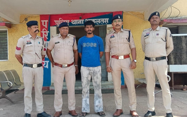 अकलतरा पुलिस की गिरफ्त में आरोपित सेवक सिंह अकलतरा पुलिस की गिरफ्त में आरोपित सेवक सिंह