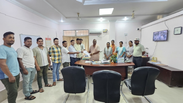 ରାଜସ୍ୱ କର୍ମଚାରୀଙ୍କ ‘ମିଶନ ସ୍ଵାଭିମାନ’: ୨୫ରୁ ଅନଲାଇନ କାର୍ଯ୍ୟ ବନ୍ଦ, ଜୁଲାଇ ୧ରୁ ଗଣଛୁଟି ଚେତାବନୀ ରାଜସ୍ୱ କର୍ମଚାରୀଙ୍କ ‘ମିଶନ ସ୍ଵାଭିମାନ’: ୨୫ରୁ ଅନଲାଇନ କାର୍ଯ୍ୟ ବନ୍ଦ, ଜୁଲାଇ ୧ରୁ ଗଣଛୁଟି ଚେତାବନୀ