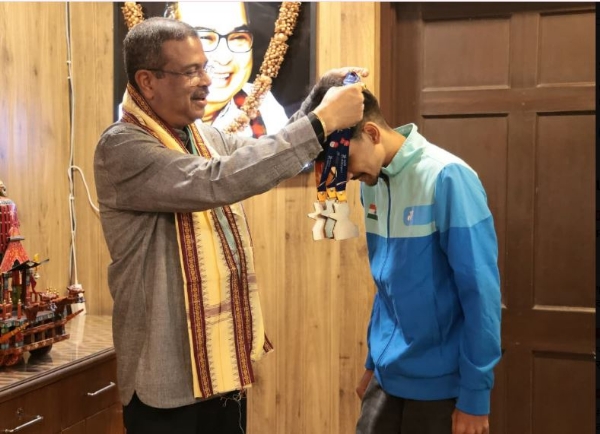 ୱାର୍ଲଡ ଏବିଲିଟି ସ୍ପୋର୍ଟସ୍ ୟୁଥ୍ ଗେମ୍ସରେ ପଦକ ବିଜେତା ଆକାଶ ରଞ୍ଜନ ମୁଣ୍ଡଙ୍କୁ ଭେଟି ଶୁଭେଚ୍ଛା ଜଣାଇଲେ ଧର୍ମେନ୍ଦ୍ର ପ୍ରଧାନ ୱାର୍ଲଡ ଏବିଲିଟି ସ୍ପୋର୍ଟସ୍ ୟୁଥ୍ ଗେମ୍ସରେ ପଦକ ବିଜେତା ଆକାଶ ରଞ୍ଜନ ମୁଣ୍ଡଙ୍କୁ ଭେଟି ଶୁଭେଚ୍ଛା ଜଣାଇଲେ ଧର୍ମେନ୍ଦ୍ର ପ୍ରଧାନ