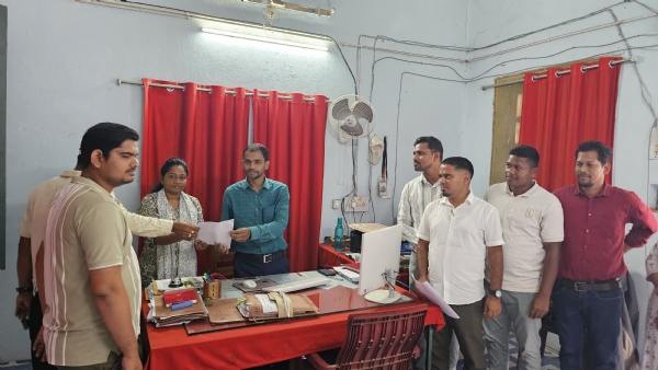 ରାଜସ୍ୱ କର୍ମଚାରୀଙ୍କ ‘ମିଶନ ସ୍ଵାଭିମାନ’: ୨୫ରୁ ଅନଲାଇନ କାର୍ଯ୍ୟ ବନ୍ଦ, ଜୁଲାଇ ୧ରୁ ଗଣଛୁଟି ଚେତାବନୀ ରାଜସ୍ୱ କର୍ମଚାରୀଙ୍କ ‘ମିଶନ ସ୍ଵାଭିମାନ’: ୨୫ରୁ ଅନଲାଇନ କାର୍ଯ୍ୟ ବନ୍ଦ, ଜୁଲାଇ ୧ରୁ ଗଣଛୁଟି ଚେତାବନୀ