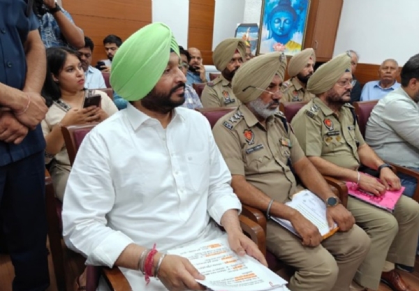 केंद्रीय राज्य मंत्री रवनीत बिट्टू एससी आयाेग के समक्ष अपना पक्ष रखते हुए