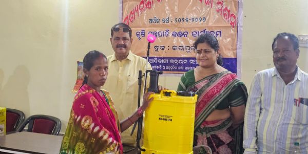 କୁମୁଲିପୁଟ ଠାରେ କୃଷି ଯନ୍ତ୍ରପାତି ବଂଟନ