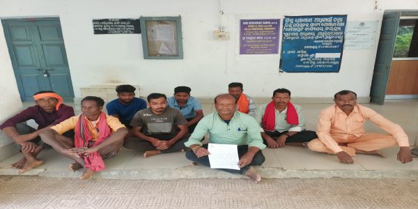ମଣ୍ଡିରୁ ତୁରନ୍ତ ଧାନ ଉଠାଇବା ଦାବିରେ ଧାରଣା