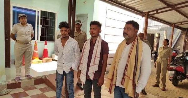 ବ୍ଲକ ଅଧ୍ୟକ୍ଷାଙ୍କ ଘରକୁ ଗୁଳିମାଡ଼ ଘଟଣା ୪ଗିରଫ,ଏବେ ବି ଫେରାର ଅଛନ୍ତି ୩ରୁ ୪ଦୁର୍ବୁତ୍ତ ଥିବା ସାମ୍ବାଦିକ ସମ୍ମିଳନୀରେ ଏସପିଙ୍କ ସୂଚନା