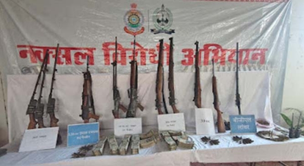 नक्सली डंप से बड़ी मात्रा में हथियार-विस्फोटक सहित 24 लाख रुपये नकद बरामद.jpg