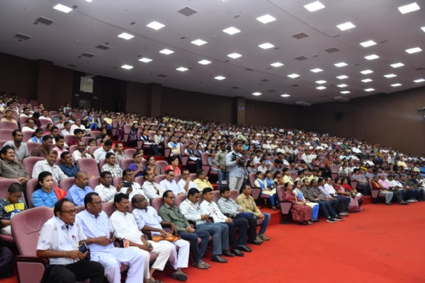 ଭୀମଭୋଇ ମେଡିକାଲ କଲେଜ ଓ ହସ୍ପିଟାଲର ପ୍ରେକ୍ଷାଳୟରେ  ଜିଲ୍ଲାସ୍ତରୀୟ ମେଧାବୀ  ମେଟ୍ରିକ ଛାତ୍ର ସମ୍ବର୍ଦ୍ଧିତ