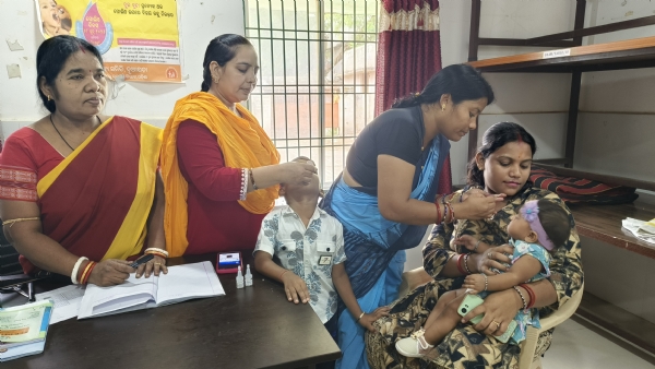 Shishu nku poilo tika pradan