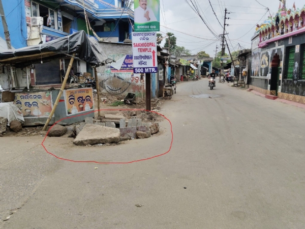 ଅଧା କାମ ହୋଇ ମୁକୁଳା ପଡିଛି ଡ୍ରେନ- ଅଧା କାମ ହୋଇ ମୁକୁଳା ପଡିଛି ଡ୍ରେନ-