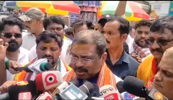 କେନ୍ଦ୍ରାପଡ଼ା ଗସ୍ତରେ କେନ୍ଦ୍ର ଶିକ୍ଷାମନ୍ତ୍ରୀ ଧର୍ମେନ୍ଦ୍ର ପ୍ରଧାନ ! କେନ୍ଦ୍ରାପଡ଼ା ଗସ୍ତରେ କେନ୍ଦ୍ର ଶିକ୍ଷାମନ୍ତ୍ରୀ ଧର୍ମେନ୍ଦ୍ର ପ୍ରଧାନ !
