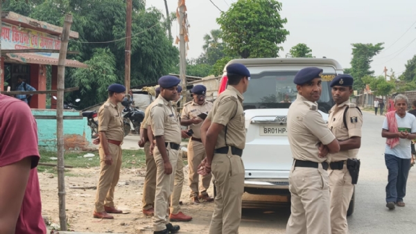 दरभंगा जिले के बरिऔल में पुलिस कैम्प करते हुए दरभंगा जिले के बरिऔल में पुलिस कैम्प करते हुए