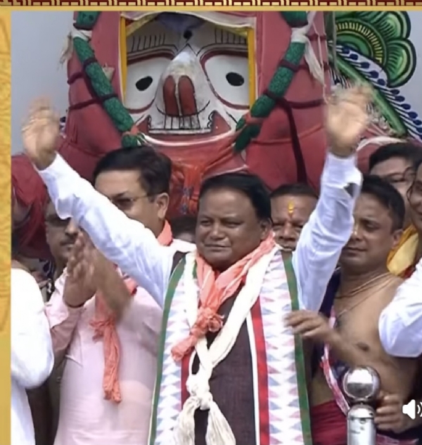 ସ୍ନାନବେଦୀ ରେ ଶ୍ରୀବିଗ୍ରହ ଙ୍କୁ ଦର୍ଶନ କଲେ ମୁଖ୍ୟମନ୍ତ୍ରୀ ଓ କେନ୍ଦ୍ର ମନ୍ତ୍ରୀ